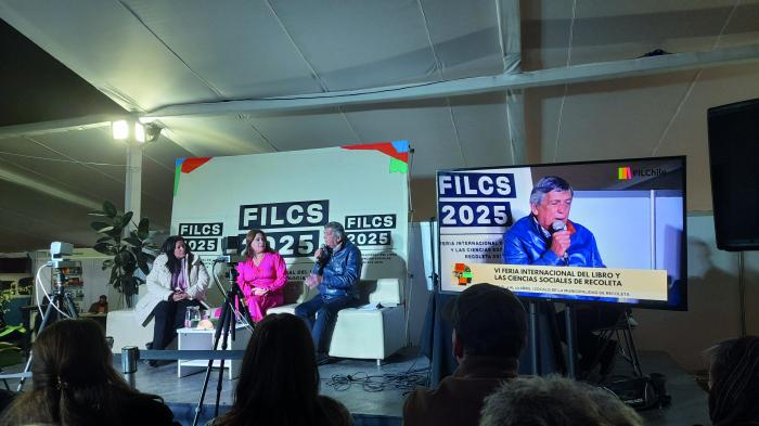 Katiuska Blanco presenta su libro Todo el tiempo de los cedros, junto a Lautaro Carmona, presidente 
del Partido Comunista de Chile. FOTOs DEL AUTOR