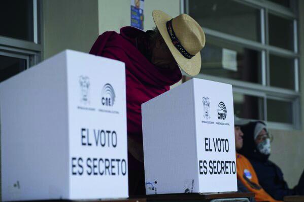 Cerca de 13 millones de ecuatorianos estaban llamados a ejercer su derecho 
democrático. foto: ap