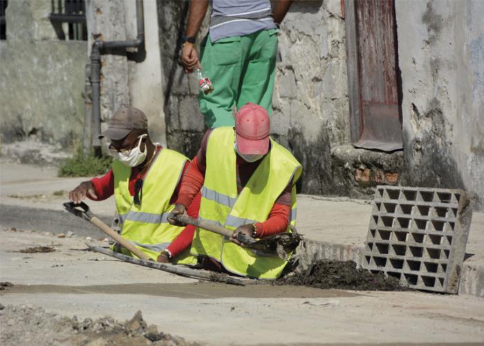 Algunas rejillas terminan tupidas por la falta de barrido sistemático en numerosas vías de la ciudad.
FOTO: JUVENAL BALÁN