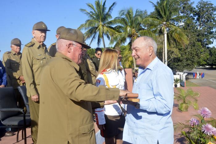 Personalidades e instituciones recibieron la réplica del machete del Generalísimo. foto: Juvenal Balán	
Ovidio Cabrera