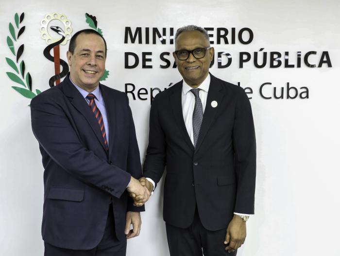 José Angel Portal Miranda recibe y Sr Michael Darville Ministro de salud y bienestar de Bahamas