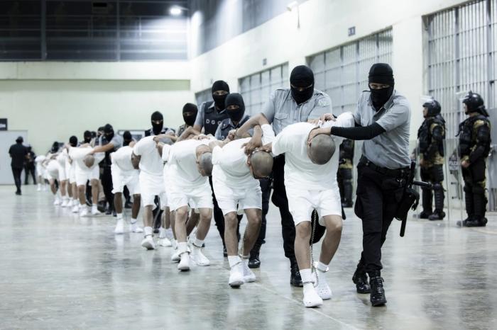 Cientos de familias desconocen el paradero de sus seres queridos que, apresados sin pruebas, cumplen condena como criminales. FOTO: AP
