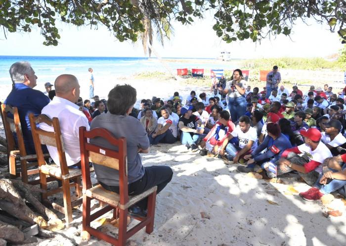 En el encuentro se reafirmó la disposición de los jóvenes a defender la Revolución, tal y como hicieron nuestros milicianos en Girón. foto: Estudio revolución	
