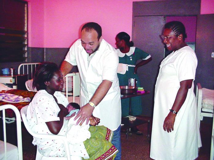 El medico Ginecologo  Jorge Antonio Guevara Cosme junto a la enfermera, durante un pase de visita a la sala del hospital del poblado de  Peki, Ghana.
 31 - Agt.- 2001.
  Foto: Ahmed Velazquez (Peki 4)

Inte0658