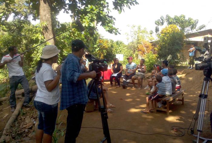 Equipo de la TV Serrana en plena filmación, en sus escenarios tradicionales de la Sierra Maestra.