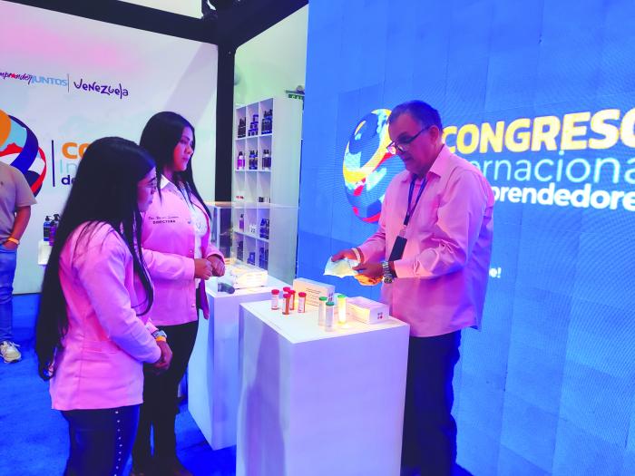 Los emprendedores cubanos que asistieron al Congreso compartieron sus experiencias del impacto de sus productos en sectores priorizados. foto de la autora