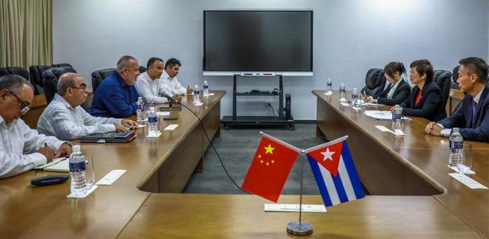 Manuel Marrero y Lyu Weihong