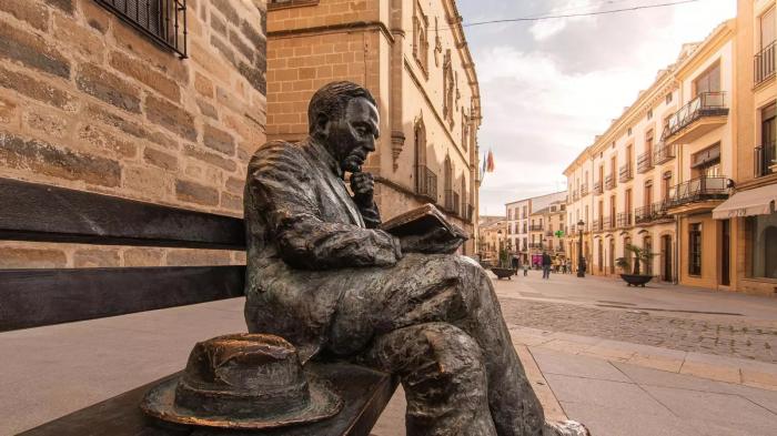 Estatua en homenaje a Machado, en Jaén. 
