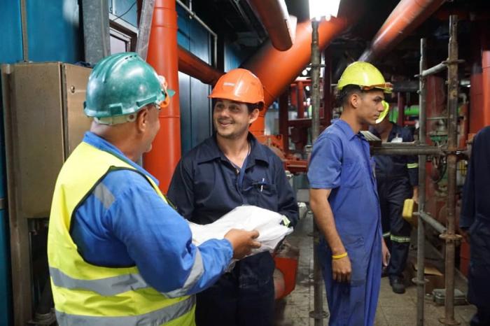 Jóvenes y experiementados trabajadores han unido fuerzas en la reparación de la termoeléctrica. 
Fotos: Miguel Antonio Sarduy
