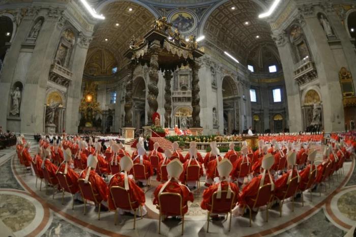 El día del inicio del Cónclave se celebra una misa en la cual los cardenales piden a Dios ayuda para elegir sabiamente. foto: afp