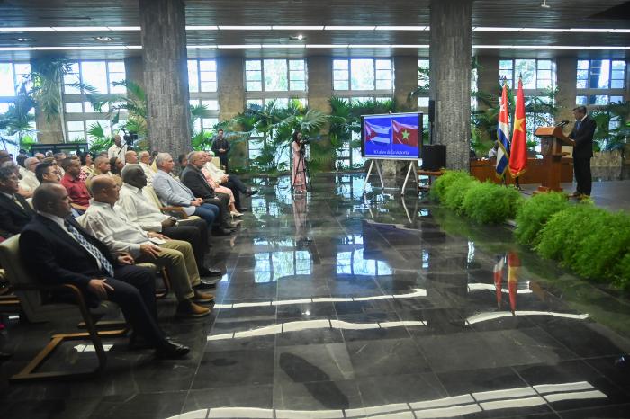 El embajador Le Quang Long agradeció al Partido Comunista, al Gobierno y al pueblo cubanos por su valiosa solidaridad durante más de medio siglo. foto: Estudios Revolución	