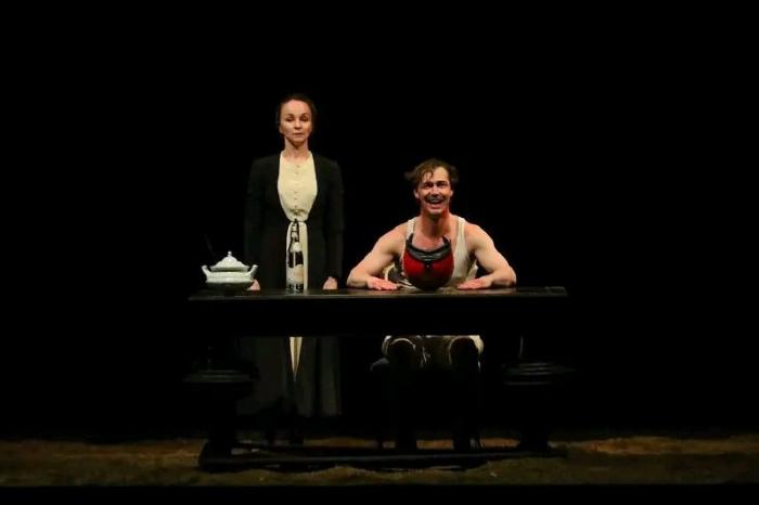 La rusofobia es, cuando menos, una estupidez; nos lo comprueba una puesta actual del
Teatro de Arte de Moscú: El vientre. FOTO: PÁGINA OFICIAL DEL FITP 2025