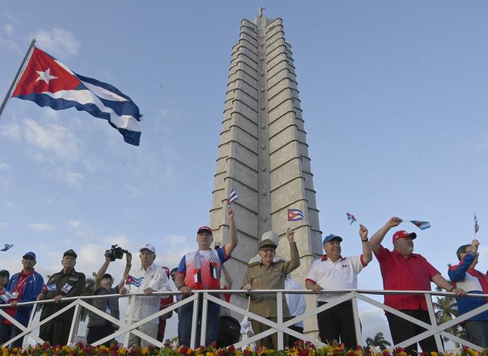 Esta celebración del Día Internacional de los Trabajadores es una nueva e inequívoca demostración del respaldo mayoritario del heroico pueblo cubano 
a su Revolución. fotO: estudios revolución
