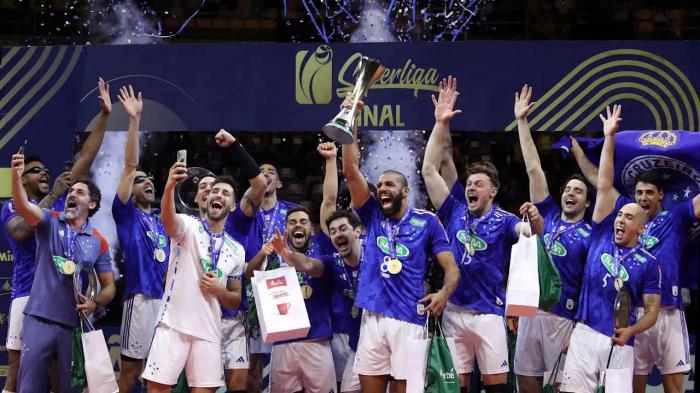 Wallace de Souza, capitán del Sada Cruzeiro, levanta el trofeo de campeones de la Superliga. Foto: CBV