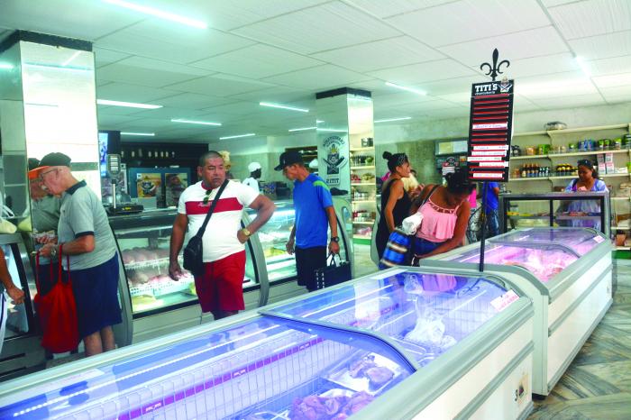 Recorrido por diferentes tipos de mercados en La Habana donde los inspectores controlaban lo dispuesto para la venta y los precios de los productos. Guanabacoa