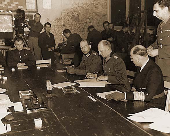 El 7 de mayo, en la ciudad francesa de Reims, el general Alfred Jodl firma el acta de capitulación incondicional. fotos: archivo de granma