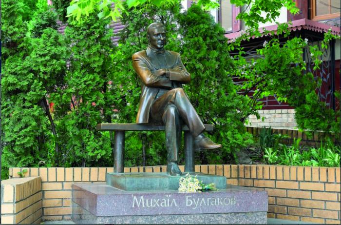 Monumento al famoso escritor Mijaíl Bulgákov. Foto tomada de https://es.vecteezy.com