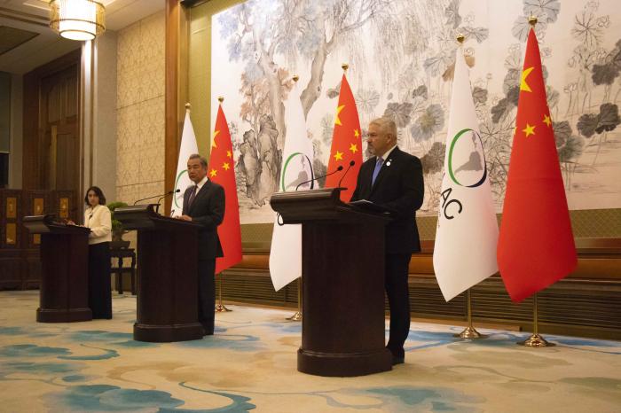 Los cancilleres de Colombia, China y Honduras (de izquierda a derecha) presentaron los principales consensos de la iv reunión ministerial. foto: Yesey Pérez López	