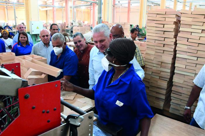 Díaz-Canel visitó la Empresa de envases para el tabaco arca, que tiene como misión satisfacer las demandas y expectativas crecientes de la industria. foto: Estudios Revolución