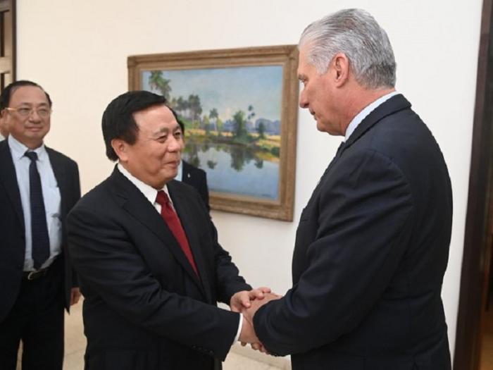 Intercambia presidente de Cuba con empresarios de Vietnam