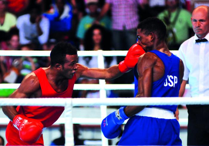 Combate de la division de 60kg, Lazaro Alvarez (rojo), equipo Pinar del Rio y Arnaldo Vega (azul),equipo Santi Spiritu, en el 56 Toreno Nacional de Boxeo Playa Giron, en la Sala Yara, Santi Spiritu