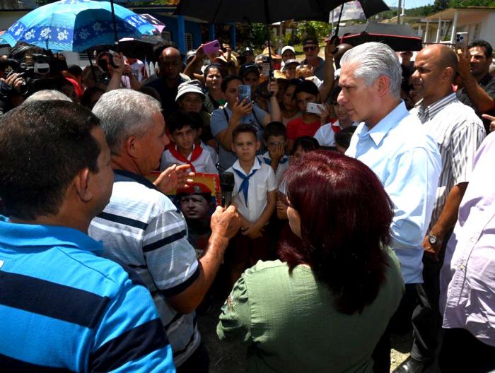 Como ya es habitual, el Presidente dedicó espacio, en su recorrido por municipios pinareños, para conversar con el pueblo, sincera y abiertamente. fotOs: estudios revolución