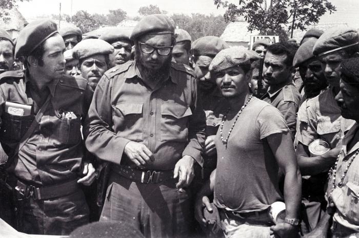 Fidel en Playa Giron con el capitan Osmani Cienfuegos.
Archivo de Fidel Castro.
Sobre No.2-A