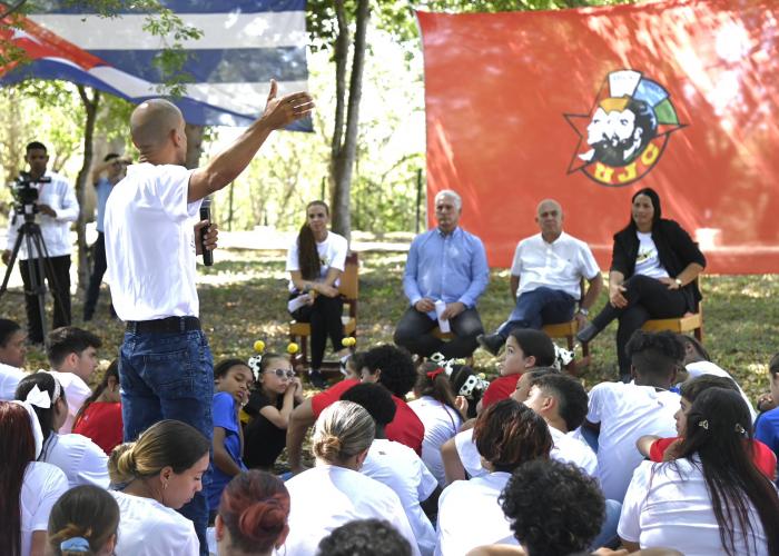 «Cuando vivimos tiempos difíciles, yo creo que a Martí es necesario traerlo, pensarlo, creerlo, asumirlo», resaltó el Jefe de Estado. foto: Estudios Revolución