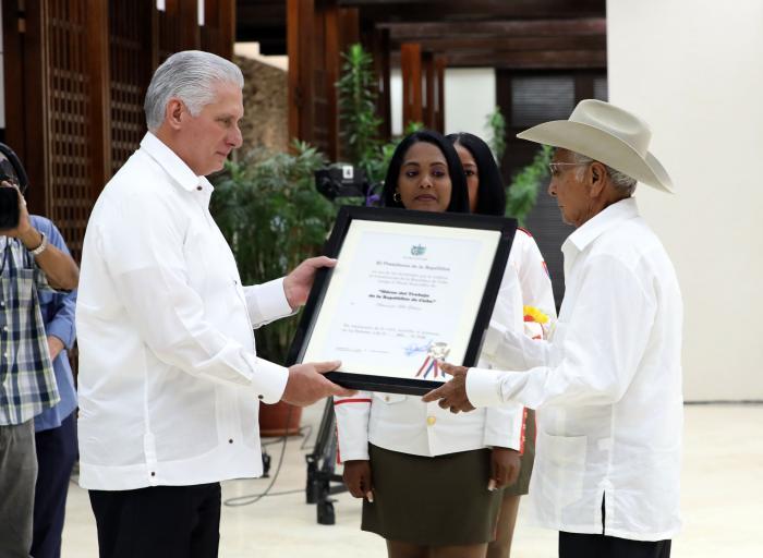 Nando recibió el título de Héroe del Trabajo de la República de Cuba de manos de Díaz-Canel
