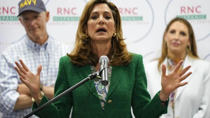 Salazar se luce ante el amo que mira, aprecia y premia sus esfuerzos. foto: AP
