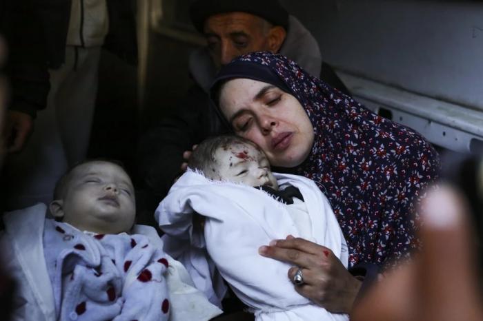 Rania Abu Anza llora al lado de sus bebés mellizos, que murieron en un ataque israelí