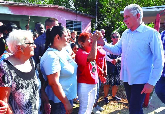 En cada recorrido, Díaz-Canel intercambió con el pueblo sobre los temas más acuciantes a los que debemos poner el mayor empeño. foto: Estudios Revolución