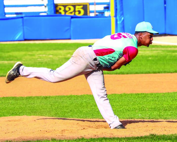 Tercer juego de la semifinal de la Liga Elite de beisbol, entre Industriales y Ciego de Avila, en el Estadio Latinoamericano