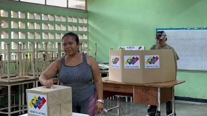 El proceso, que transcurrió en paz, permitió elegir más de 500 cargos públicos, entre gobernaciones, consejos legislativos y el Parlamento. foto: Telesur