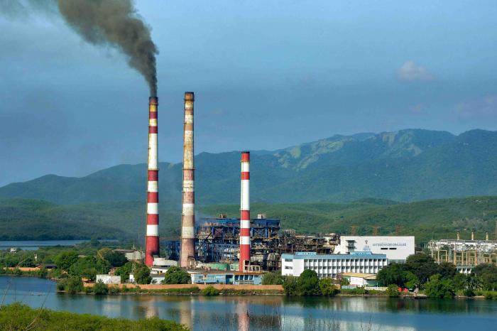 La Central Termoeléctrica Antonio Maceo Grajales (Renté) está situada a 9 kilómetros al suroeste de la ciudad de Santiago de Cuba