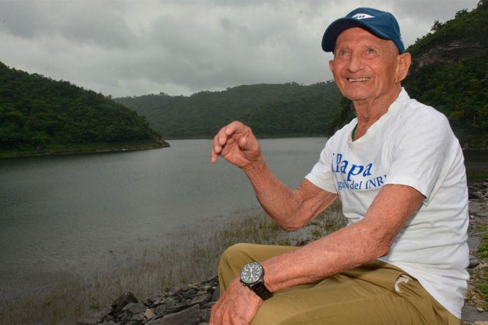 A sus 95 años recuerda y narra con pasión momentos para él inolvidables. Foto: Ramón Barreras
