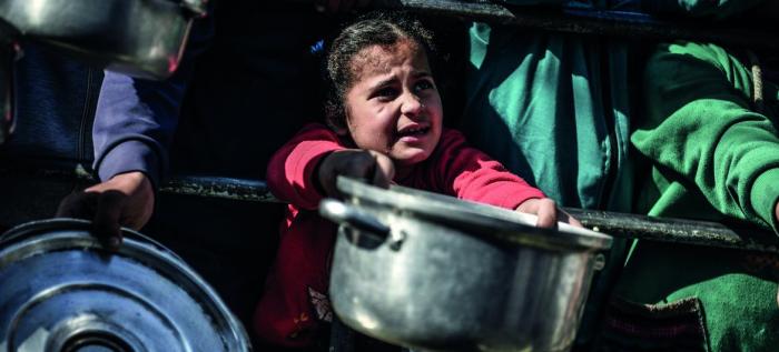Niña de ocho años espera su turno para recibir alimentos en Rafah, en el sur de la Franja de Gaza. foto: Unicef
