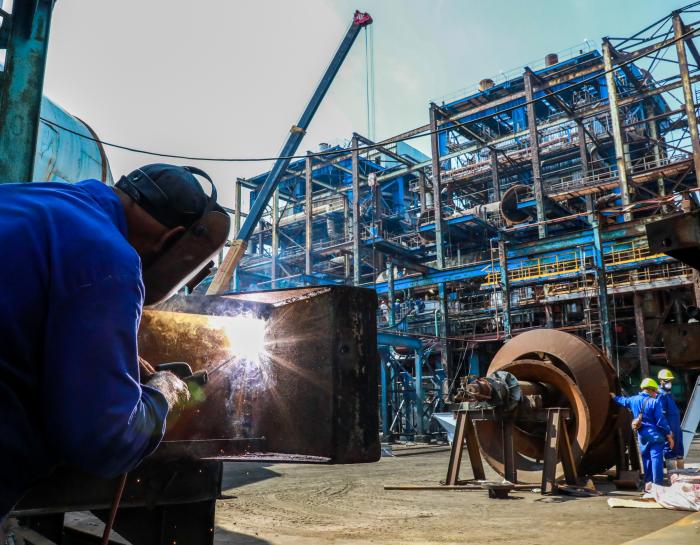 Mantenimiento por parte de la empresa EMCE a la central eléctrica Che Guevara en Santa Cruz del Norte