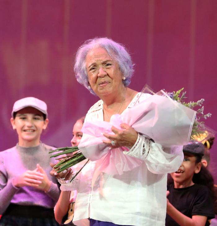 Tin Cremata, director de la compañia infantil de teatro, La Colmenita reconocio la labor de  Nisia Aguero quien fuera directora del teatro nacional.