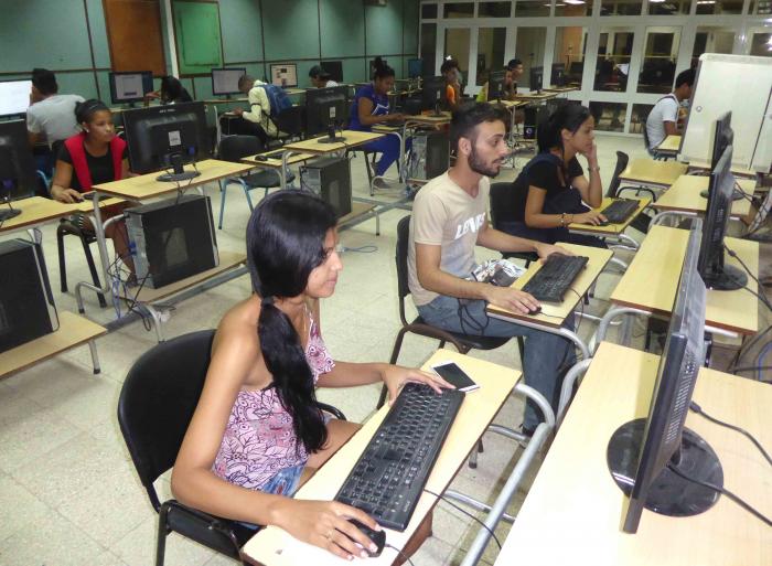 En las universidades se incrementará el ancho de banda de la red. foto: Miguel Febles Hernández	
