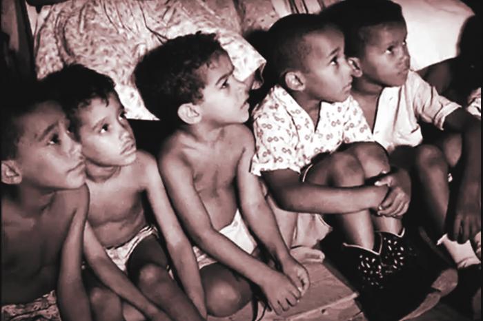 Maravillados, unos niños ven cine –quizá por primera vez – gracias a una unidad móvil. Fotograma del Noticiero Icaic No. 120