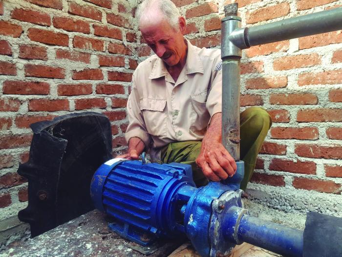 Las electrobombas, como la donada, abren la posibilidad de mejorar el abasto de agua en comunidades pequeñas y en edificios multifamiliares. foto del autor