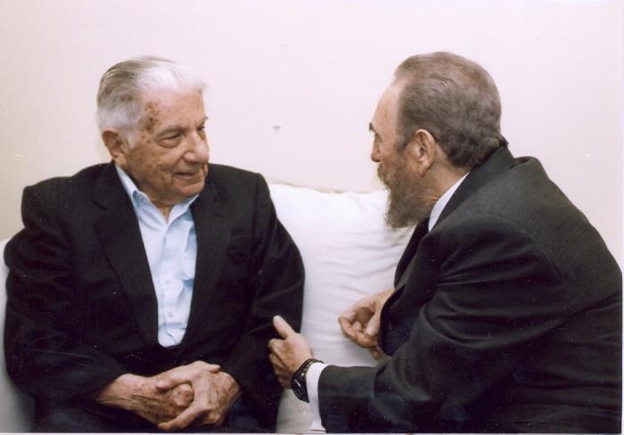 Fidel conversa con el escritor Augusto Roa Bastos. foto: Estudios Revolución	