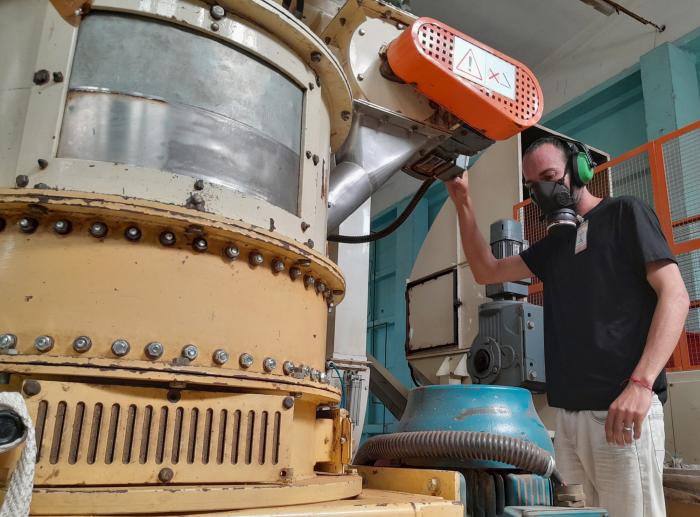 A la explotación y el cuidado de los equipos de la Planta de Tabaco Reconstituido se le presta especial atención. foto del autor