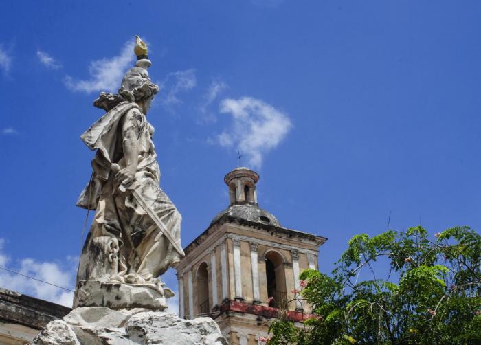 Estatua de la Libertad, y al fondo el campanario de la iglesia de Nuestra Señora del Buen Viaje. FOTOS DEL AUTOR