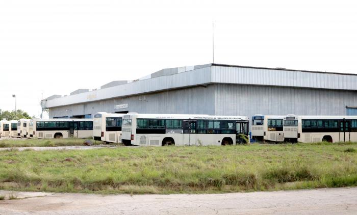 Las primeras 20 guaguas rígidas que se concluyan se incorporarán de inmediato a las rutas de mayor demanda en la capital. fotoS: Ricardo López Hevia