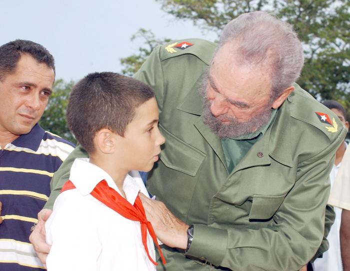 Graduación de las escuelas primarias de Cardenas, en Matanzas, presidido por el Comandante en Jefe Fidel Castro Ruz y con la presencia de Juan Miguel González 
