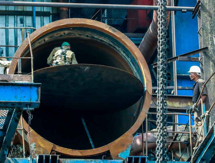 Mantenimiento por parte de la empresa EMCE a la central eléctrica Che Guevara en Santa Cruz del Norte
