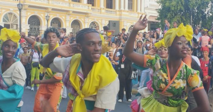 El feliz desbordamiento –que cuesta mirar sin asombro– es una revelación caribeña y
santiaguera. FOTO DE LA AUTORA