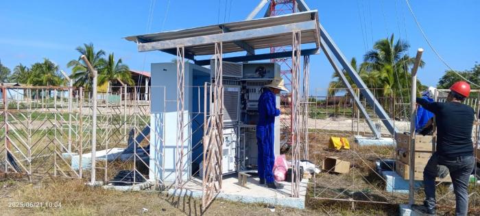 La obra, que no es sencilla, se complica más en las zonas de difícil acceso. Fotos: Cortesía de la División Territorial de Etecsa